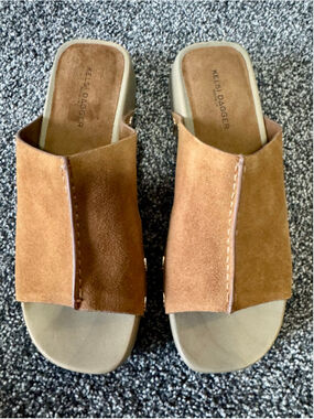 Women's Kelsi Dagger June Camel Clog Sandals Size 8.5 NWOB